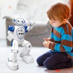 Robot educativo bianco e blu che interagisce con un bambino seduto sul pavimento, creando un ambiente di apprendimento e divertimento.
