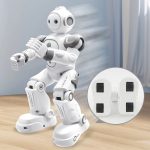 Robot umanoide giocattolo con caricabatterie, oggetto scientifico e decorazione moderna.
