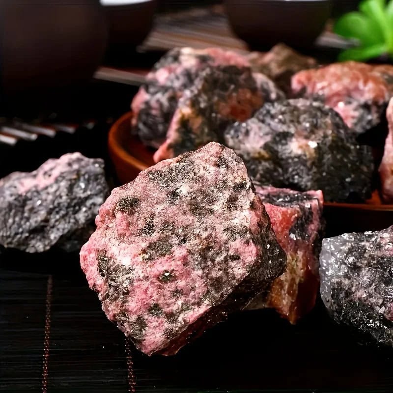Minerali naturali di rubino e spinello, perfetti per decorazioni scientifiche e collezioni, con colori vivaci e superfici irregolari.