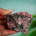 Pietra minerale rosa e nera, perfetta come decorazione scientifica o oggetto da collezione, con dettagli naturali e texture unica.