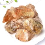Cristalli di quarzo con inclusioni dorate, perfetti come decorazioni scientifiche e oggetti da collezione.
