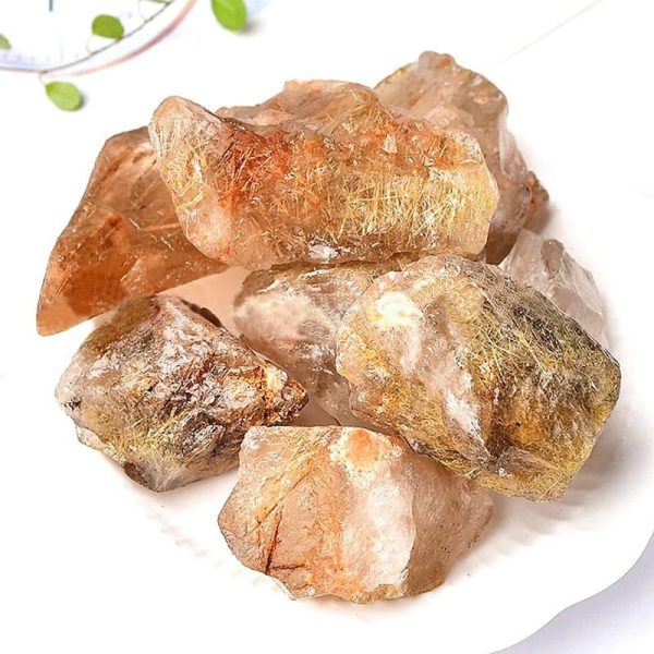 Cristalli di quarzo con inclusioni dorate, perfetti come decorazioni scientifiche e oggetti da collezione.