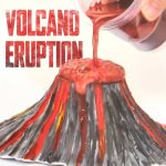 Modello di vulcano in eruzione con lava finta, perfetto per scopi educativi e decorativi scientifici. Realizzato con materiali di alta qualità, ideale per esposizioni e attività didattiche.