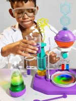 Bambino che fa esperimenti scientifici con liquidi colorati e attrezzature da laboratorio, indossando occhiali di protezione, in un ambiente educativo e divertente.