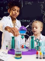 Esperimenti scientifici per bambini con kit di laboratorio colorati e sicuri, ideali per stimolare la curiosità e l'apprendimento scientifico dei più giovani.