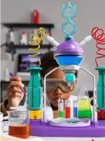 Bambino che svolge un esperimento scientifico con provette colorate e attrezzature da laboratorio, indossando occhiali di sicurezza in un ambiente di laboratorio.