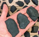 Pietre di gesso nero, perfette per esperimenti scientifici, decorazioni e progetti educativi, con superficie ruvida e colore scuro, ideali per attività didattiche e creative.