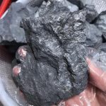 Pietra di magnetite naturale, minerale di ferro con superficie lucida e irregolare. Perfetta come decorazione scientifica o oggetto da collezione.