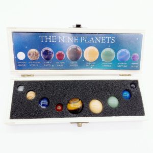 Oggetto decorativo con i modelli dei nove pianeti del sistema solare, perfetto come decorazione scientifica o regalo educativo.