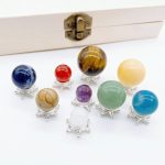Set di palline planetarie in pietra naturale e resina, perfette come decorazioni scientifiche e oggetti da collezione, con basi in metallo dettagliato.