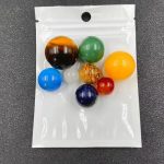 Sfera di pietra naturale di diverse dimensioni e colori, perfetta come decorazione scientifica o oggetto da collezione. Ideale per appassionati di scienze e decorazioni originali.