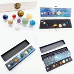 Set di pianeti in miniatura rappresentanti i nove pianeti del sistema solare, perfetti come decorazioni scientifiche o oggetti educativi per appassionati di astronomia.