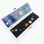 Set di pianeti del sistema solare in miniatura, perfetto come decorazione o strumento educativo. Include i principali pianeti come Mercurio, Venere, Terra, Marte, Giove, Saturno, Urano e Nettuno.