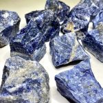 Sodalite naturale, pietre grezze per decorazioni e progetti scientifici, perfette per appassionati di mineralogia e decorazioni originali.