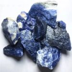Gruppo di pietre di sodalite blu naturale, perfette per decorazioni e oggetti scientifici, con venature bianche e dettagli intensi.