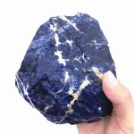 Pietra di lapislazzuli naturale con venature bianche e blu intenso, perfetta come oggetto decorativo o da collezione.