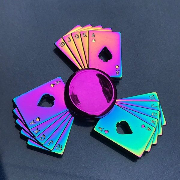 Mazzi di carte arcobaleno con simbolo di cuore e palla di cristallo centrale, oggetto decorativo scientifico colorato e brillante, ideale per appassionati di scienza e decorazioni originali.