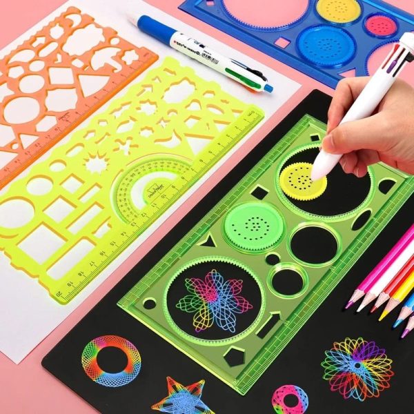 Penne geometriche e strumenti scientifici colorati per disegno e studio, ideali per studenti e appassionati di scienze, con righelli, compassi e stencil per creare disegni precisi e creativi.