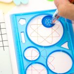 Strumento di disegno scientifico con rotella e penna, ideale per creare figure geometriche precise e analizzare forme matematiche.