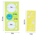 Strumento di misurazione scientifica in plastica gialla con dimensioni precise, ideale per esperimenti e attività educative. Include cerchi di varie dimensioni e dettagli di misurazione.