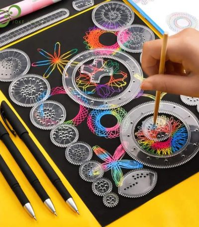 Strumenti per disegno scientifico e decorazioni con timbri e filamenti colorati, ideali per attività educative e creative.