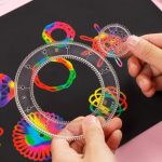 Coppia di ruote dentate trasparenti con dettagli colorati, strumenti scientifici per esperimenti e decorazioni educative.