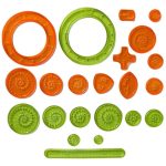 Anelli e forme di plastica arancioni e verdi, ideali per attività educative e giochi scientifici, stimolando la creatività e l'apprendimento attraverso oggetti colorati e interattivi.