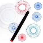 Penna nera con cappuccio rosso circondata da disegni geometrici colorati, tra cui spirali e schemi matematici, su sfondo bianco.