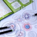 Strumenti di disegno geometrico trasparenti con compassi, righe e penne, ideali per attività scolastiche e artistiche, perfetti per creare figure precise e dettagliate.