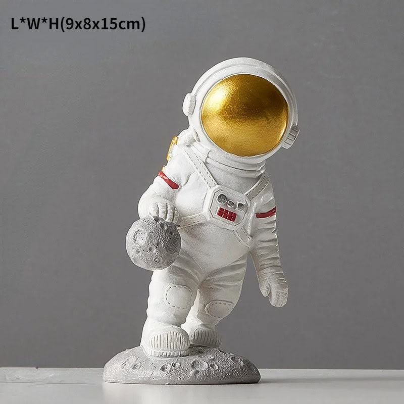 Oggetto Scientifico Astronauta sulla Luna Statua decorativa di un astronauta sulla Luna, con casco dorato e dettagli realistici, perfetta come decorazione scientifica o da collezione.