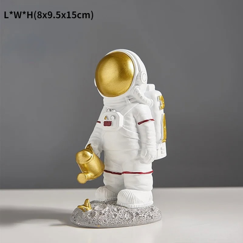 Vaso Astronauta Decorativo in Stile Spaziale Statua decorativa di un astronauta con casco dorato, in piedi su una base che simula la superficie lunare, perfetta come oggetto di decorazione scientifica o da collezione.