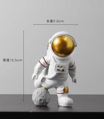 Figurina di astronauta in miniatura con pianeta e luna, decorazione scientifica originale per appassionati di spazio e astronomia.