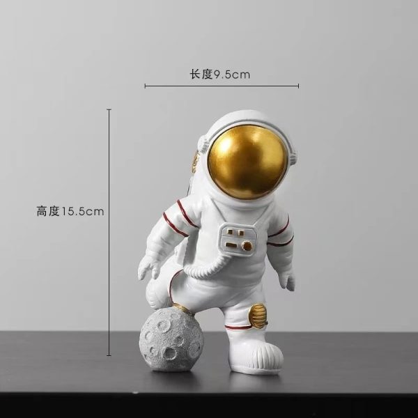 Figurina di astronauta in miniatura con pianeta e luna, decorazione scientifica originale per appassionati di spazio e astronomia.