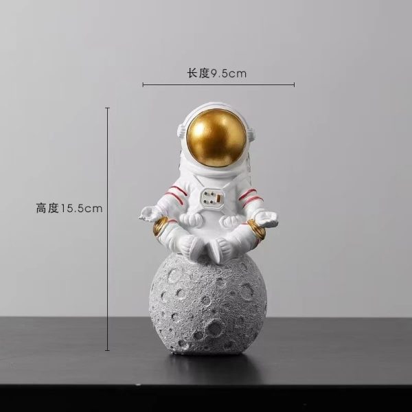 Statua decorativa di un astronauta in piedi su una luna, perfetta come oggetto di arredamento scientifico e decorativo per appassionati di spazio e astronomia.