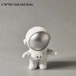 Figura decorativa astronauta in stile scientifico, realizzata in materiali di alta qualità, ideale come oggetto da collezione o decorazione per ambienti a tema spaziale.