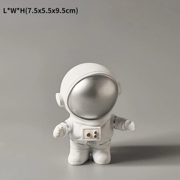 Figura decorativa astronauta in stile scientifico, realizzata in materiali di alta qualità, ideale come oggetto da collezione o decorazione per ambienti a tema spaziale.