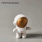 Miniatura di astronauta decorativo in stile scientifico, perfetta come oggetto da collezione o decorazione per ambienti a tema spaziale.