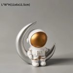 Decorazione spaziale con astronauta e luna, oggetto decorativo per appassionati di scienza e spazio, ideale per arredamento a tema scientifico o astronomico.