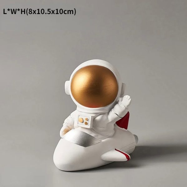 Decorazione a forma di astronauta in stile cartone animato, con casco dorato e tuta bianca, perfetta come oggetto decorativo o regalo a tema spaziale.