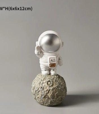 Vaso decorativo a forma di astronauta che saluta, posizionato su una superficie che ricorda la luna, perfetto come oggetto decorativo scientifico o da collezione.