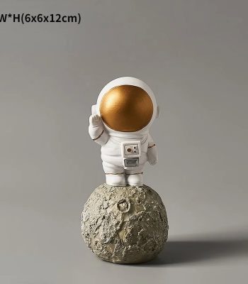 Figura di un piccolo astronauta con casco dorato, in piedi su una superficie che ricorda la luna, con dettagli realistici e stile moderno.