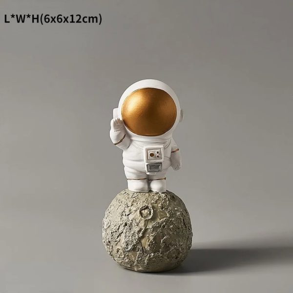 Figura di un piccolo astronauta con casco dorato, in piedi su una superficie che ricorda la luna, con dettagli realistici e stile moderno.
