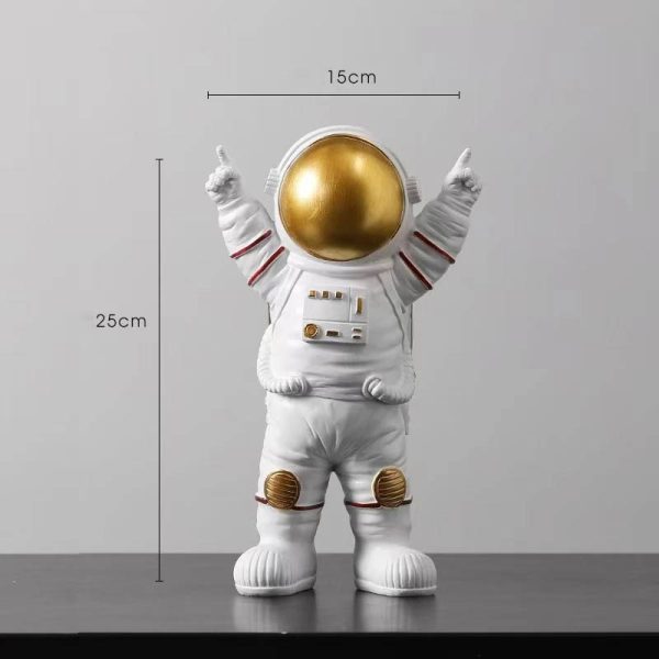 Decorazione astronauta con casco dorato e dettagli bianchi e rossi.
