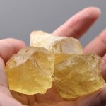Cristalli di citrino giallo traslucido, pietre naturali per decorazioni e collezionismo.