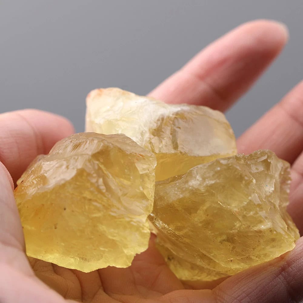 Cristalli di citrino giallo traslucido, pietre naturali per decorazioni e collezionismo.