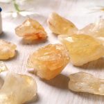 Cristalli di citrino giallo, pietre preziose naturali per decorazioni e collezioni scientifiche, perfetti per appassionati di mineralogia e decorazioni originali.
