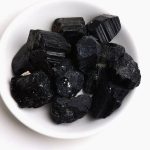 Pietre di zolfo nero in ciotola, oggetti decorativi e scientifici, perfetti per collezioni e decorazioni a tema naturale o minerario.