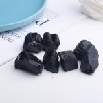Carbone di Zolfo naturale, pietre nere e lucide, perfette per decorazioni scientifiche e oggetti di studio. Ideale per appassionati di scienza e collezionisti.