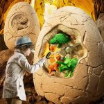 Bambino che interagisce con dinosauri giocattolo in una teca di roccia, decorazione scientifica per ambienti educativi e ludici.