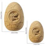 Oggetto decorativo a forma di uovo con incisione di un dinosauro T-Rex, realizzato in argilla, perfetto come decorazione scientifica o da collezione.